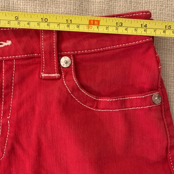 True Religion Jennie Curvy Mid Rise  Red Denim Women Shorts Size 27 - Picture 3 of 11